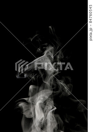 黒背景で撮影した湯気、蒸気、水蒸気、煙、エアロゾル 84760545