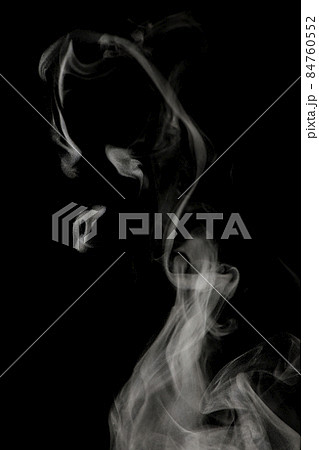 黒背景で撮影した湯気、蒸気、水蒸気、煙、エアロゾル 84760552