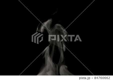 黒背景で撮影した湯気、蒸気、水蒸気、煙、エアロゾル 84760662