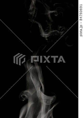 黒背景で撮影した湯気、蒸気、水蒸気、煙、エアロゾル 84760691