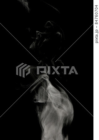 黒背景で撮影した湯気、蒸気、水蒸気、煙、エアロゾル 84760704