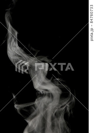 黒背景で撮影した湯気、蒸気、水蒸気、煙、エアロゾル 84760733