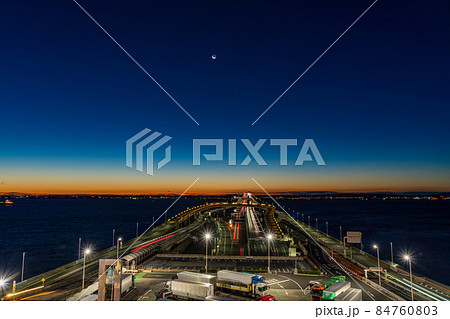 (千葉県)東京湾アクアライン・海ほたるPAから眺める木更津方面 夜明け前 (千葉県)東京湾アクアライン・海ほたるPAから眺める木更津方面 夜明け前 84760803