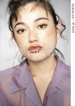 ポップな女性のポートレート ポップな女性のポートレート 84760838