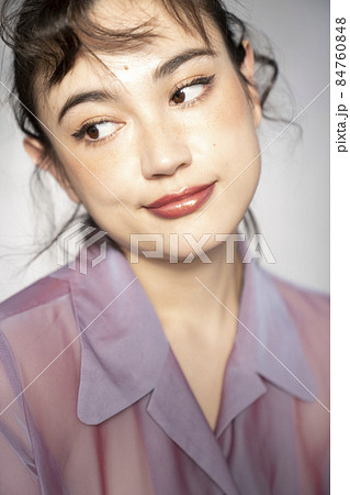 ポップな女性のポートレート ポップな女性のポートレート 84760848