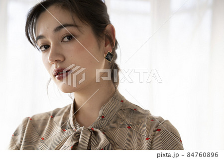フォーマルな女性のポートレート フォーマルな女性のポートレート 84760896
