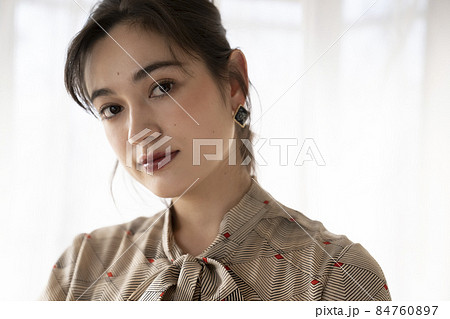 フォーマルな女性のポートレート フォーマルな女性のポートレート 84760897