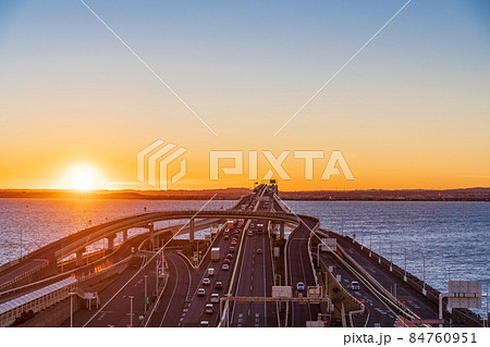 千葉県 東京湾アクアライン 海ほたるpaから眺める木更津方面 日の出の写真素材