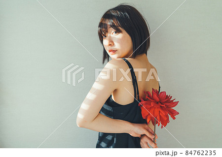 花と若い女性 花と若い女性 84762235