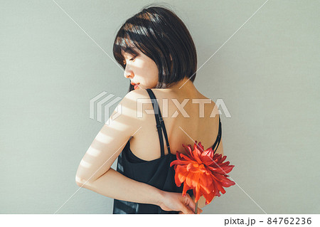 花と若い女性 花と若い女性 84762236