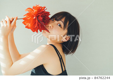 花と若い女性 84762244