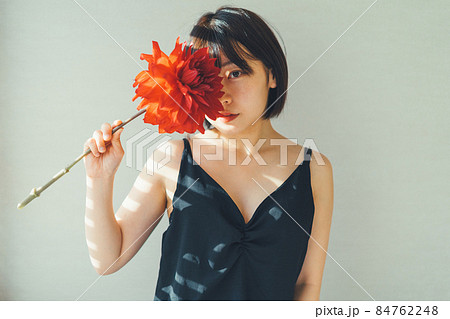 花と若い女性 84762248