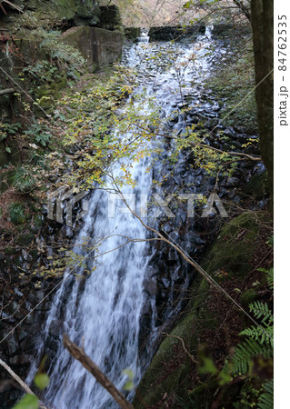 別子銅山の産業遺産「東平」第三通洞近くの唐谷川が小女郎と名前を変える付近の流れ 84762535