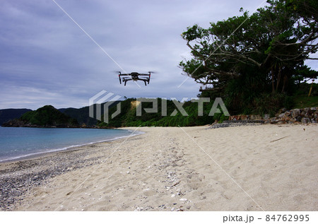 誰もいないヤドリ浜でドローンの飛行 84762995