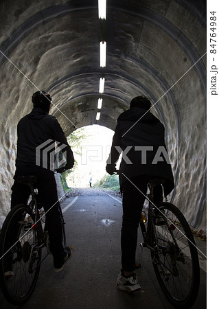 トンネルの中から外に向かう トンネルの中から外に向かう 84764984