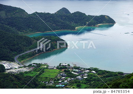 瀬戸内町の高知山中腹から篠川湾の俯瞰 瀬戸内町の高知山中腹から篠川湾の俯瞰 84765354