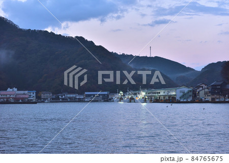 早朝の津居山漁港 帰ったきたカニを獲る底引き網漁船 早朝の津居山漁港 帰ったきたカニを獲る底引き網漁船 84765675