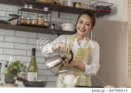お茶の準備をする女性 お茶の準備をする女性 84766013