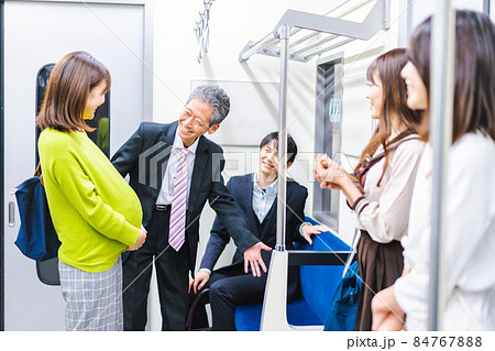 妊婦に優先座席を譲る男性 84767888