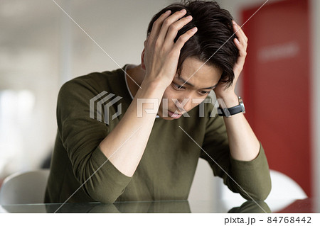 悩む若い男性 悩む若い男性 84768442