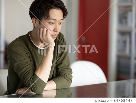 考える若い男性 考える若い男性 84768447