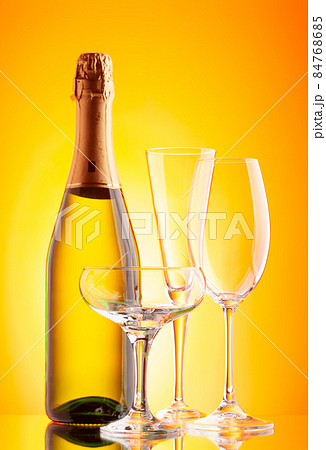 Two champagne glasses and bottle 84768685