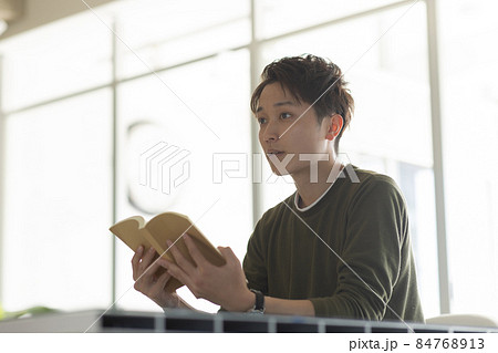 読書する爽やかな若い男性 84768913
