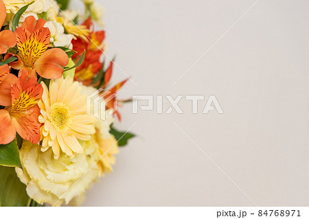 白い壁の前においてある花束 白い壁の前においてある花束 84768971