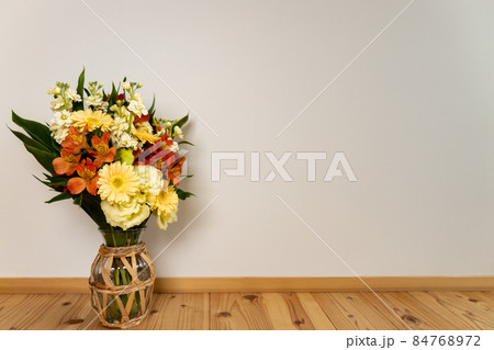 白い壁の前においてある花束 白い壁の前においてある花束 84768972