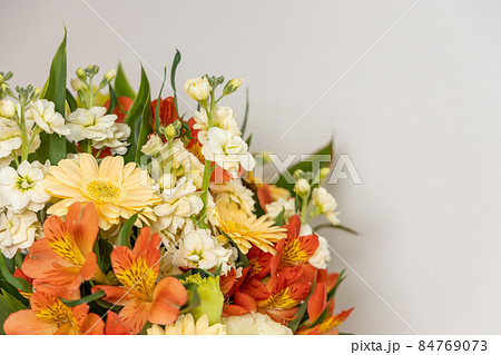 白い壁の前においてある花束 白い壁の前においてある花束 84769073