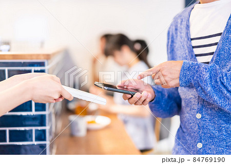 飲食店で電子マネー決済をする男性 84769190