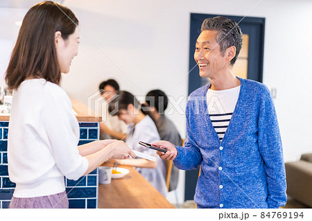 飲食店で電子マネー決済をする男性 飲食店で電子マネー決済をする男性 84769194