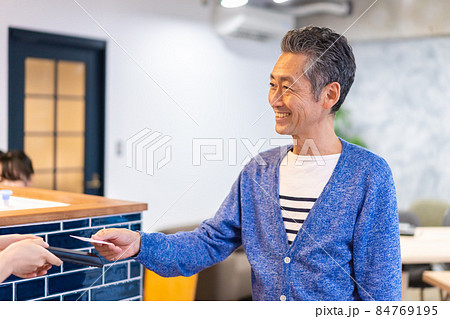 飲食店で電子マネー決済をする男性 84769195