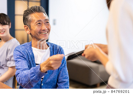 飲食店で電子マネー決済をする男性 84769201