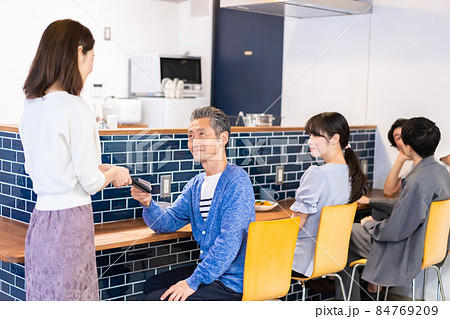 飲食店で電子マネー決済をする男性 84769209