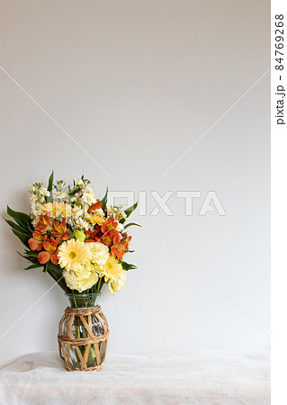 白い壁の前においてある花束 84769268
