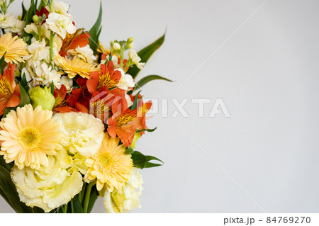 白い壁の前においてある花束 84769270