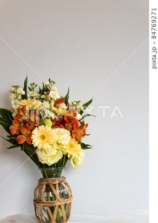 白い壁の前においてある花束 84769271