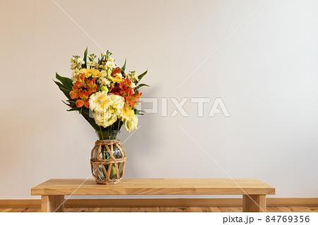 白い壁の前においてある花束 84769356