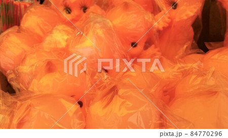 ビニール袋に入ったキューピーたち 84770296