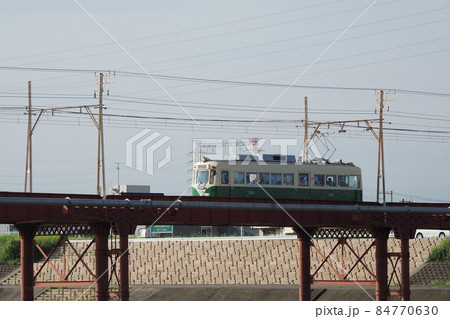 大和川を渡る阪堺電車 大和川を渡る阪堺電車 84770630