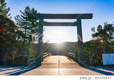 伊勢神宮　内宮　宇治橋鳥居から昇る朝日 84770917