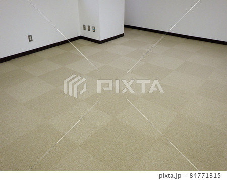 タイルカーペット　床仕上げ　オフィスの床 84771315