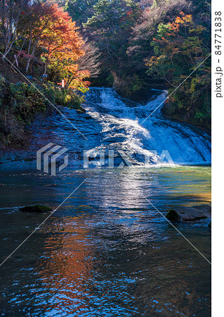 （千葉県）房総養老渓谷　紅葉期の粟又の滝 84771838