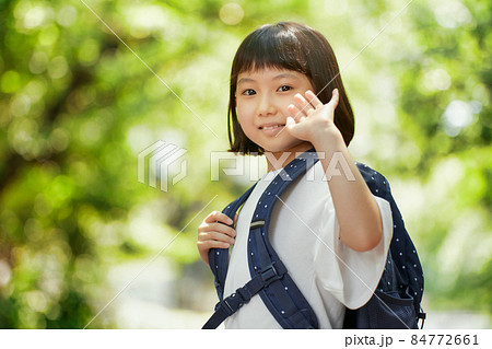 リュックサックを背負った女の子 リュックサックを背負った女の子 84772661