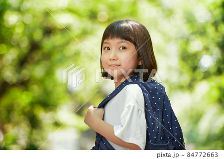 リュックサックを背負った女の子 84772663