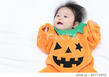 ハロウィンで仮装をする乳児の女の子 ハロウィンで仮装をする乳児の女の子 84772850