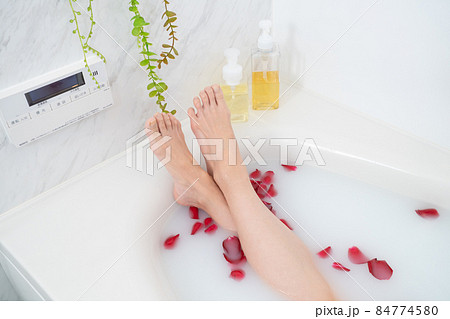 バラ風呂に入る女性の脚 84774580