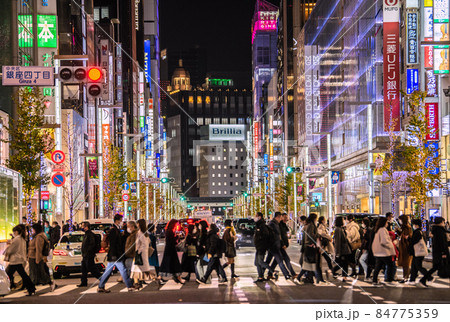 日本の東京都市景観 オミクロン株が世界に衝撃。師走、もう年末の足音…煌めく銀座には多くの人出=9日 日本の東京都市景観 オミクロン株が世界に衝撃。師走、もう年末の足音…煌めく銀座には多くの人出=9日 84775359
