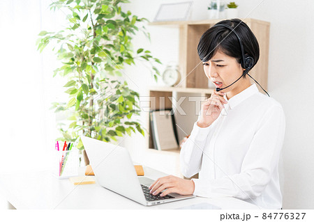 テレワークをする若い女性(困っている) テレワークをする若い女性(困っている) 84776327